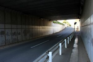 露出狂の男は人気のない場所を狙って、自転車で移動