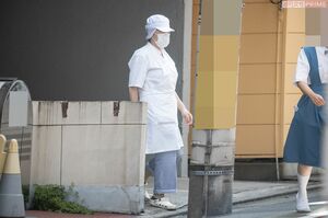 洋菓子店の事務所から作業着姿で現れた小室佳代さんは帽子を深くかぶっていた
