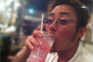 殺害された長葭さんは社交的で友人も多かったという（本人のフェイスブックより）