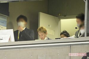 試合中盤までは放送ブースで座りっぱなしだった中居正広。資料を読むなどしてリポートに備えている