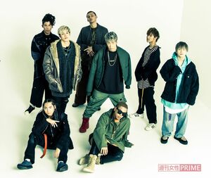 前列座り左から／鈴木昂秀(18)、LIKIYA(26)、後列立ち左から／後藤拓磨(18)、RIKU(22)、龍(18)、陣(22)、岩谷翔吾(19)、山本彰吾(21)　撮影／伊藤和幸