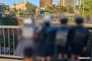 下校途中の小学生たちも四ツ谷駅に放牧されたヤギに夢中だった　撮影／編集部