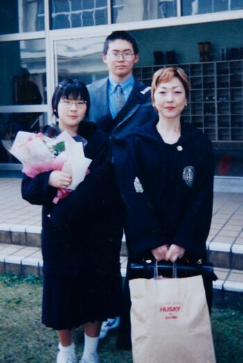 中学卒業時に母と。「18になったら出ていって」と言われてきた