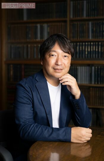 伊与原新伊与原新(いよはら・しん)/1972年、大阪府生まれ。神戸大学理学部卒業後、東京大学大学院理学系研究科で地球惑星科学を専攻し、博士課程修了。大学勤務を経て、2010年『お台場アイランドベイビー』で横溝正史ミステリ大賞を受賞。2019年『月まで三キロ』で新田次郎賞など受賞。『八月の銀の雪』は、直木賞候補となり、2021年本屋大賞6位に入賞。撮影/矢島泰輔