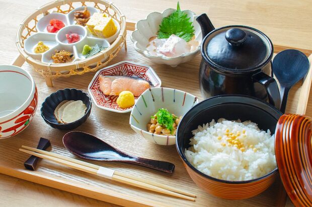 朝食は、本草湯の施設内にある日本料理店「笠庵賛否両論」の和朝食(写真)ほか、8つのレストランから選べる