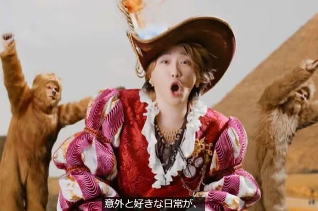 コロンブスに扮した大森さんと、後ろで踊る類人猿（写真：『Mrs. GREEN APPLE』公式YouTubeより引用）