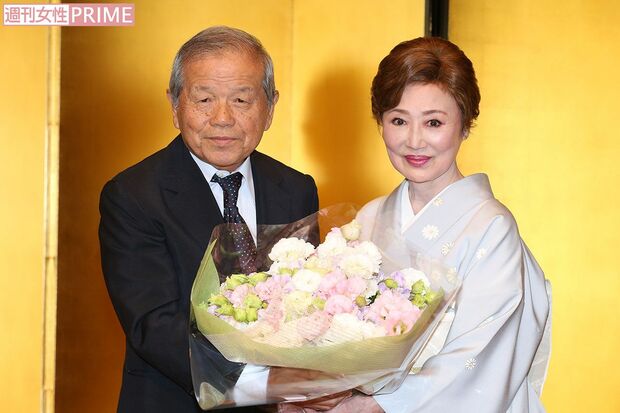 2014年11月2日、旭日小授章受賞の会見をした浜木綿子と駆けつけた左とん平さん