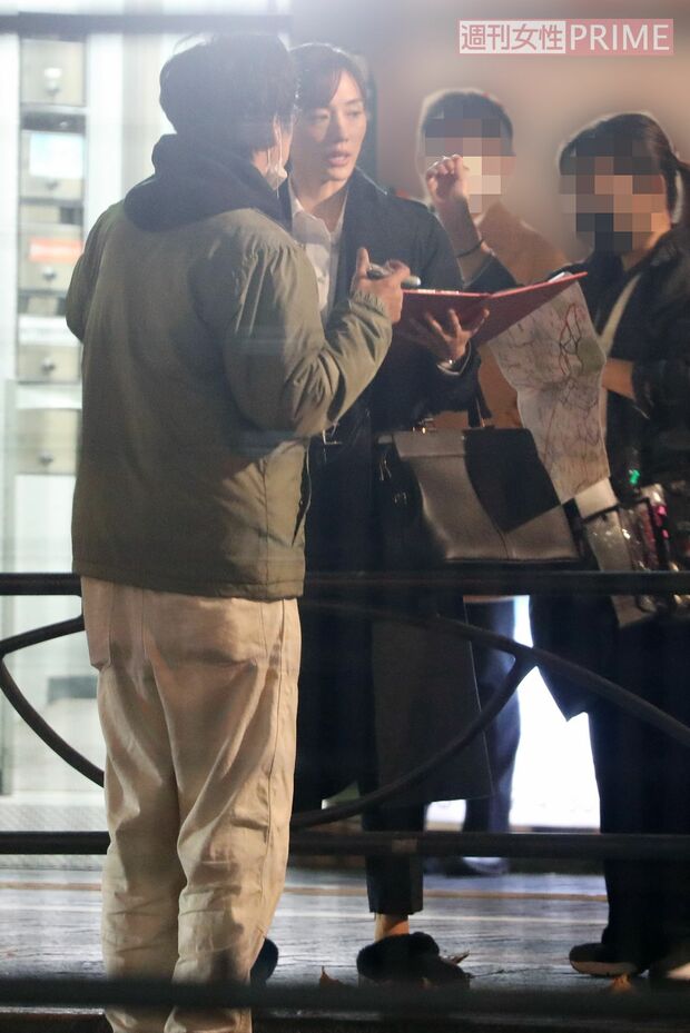 スタッフと打ち合わせする綾瀬はるか