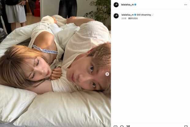 MV撮影時のオフショットを投稿したBLACKPINKのリサ。坂口健太郎とのイチャイチャ度が高すぎると話題に(リサのインスタグラムより)