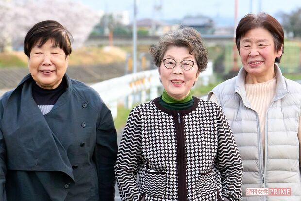 中心メンバーの大塩幸子さん（中央）、岡野美千代さん（左）、大久保さん（右）。“3婆”と自称している　撮影／伊藤和幸