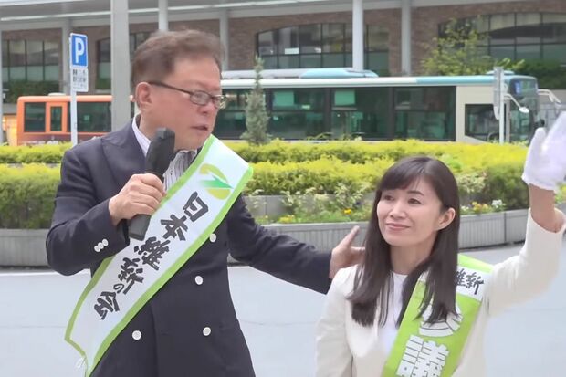 6月12日、吉祥氏駅前での街頭演説で海老沢由紀候補に触れる猪瀬直樹氏（『大阪維新の会』公式YouTubeより）