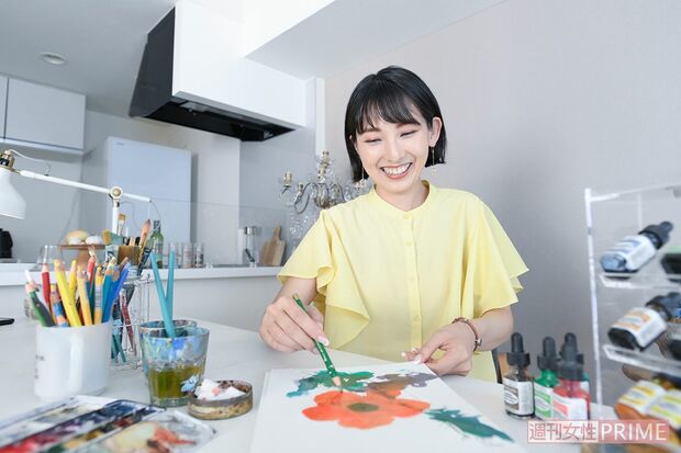 取材陣の前で、満面の笑みで絵を描いてくれた。彼女は“おひとりさま作家”を楽しみながら、これからも絵を描き続けていく。（撮影／渡邉智裕）