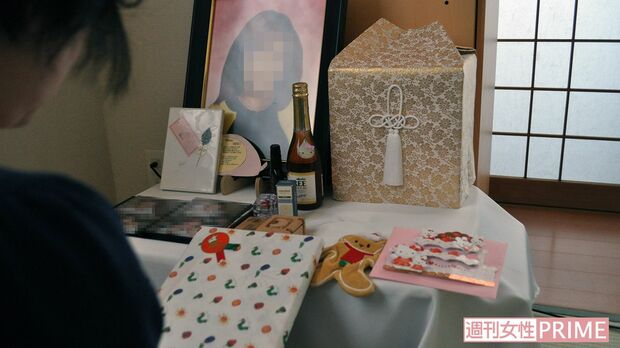 道子さんが買ったクリスマスプレゼントの絵本を持つ恵子さんは、いつか孫に渡してあげたいと語った