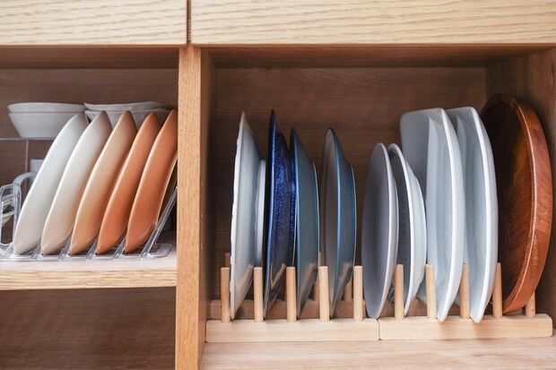 木製ディッシュスタンド「下の皿を取るのに上の皿を持ち上げて……というプチ手間を解消。木製を選んで棚になじませることで、よりスッキリした印象に」110円／セリア　写真／フジモリタイシ、ヒラヤマタイジロー（『スキマをうめる収納ルール』より）