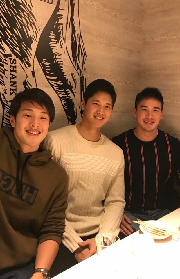 ’18年に水泳の瀬戸大也、柔道のベイカー茉秋の同級生3人で食事をした大谷（ベイカー茉秋ツイッターより）