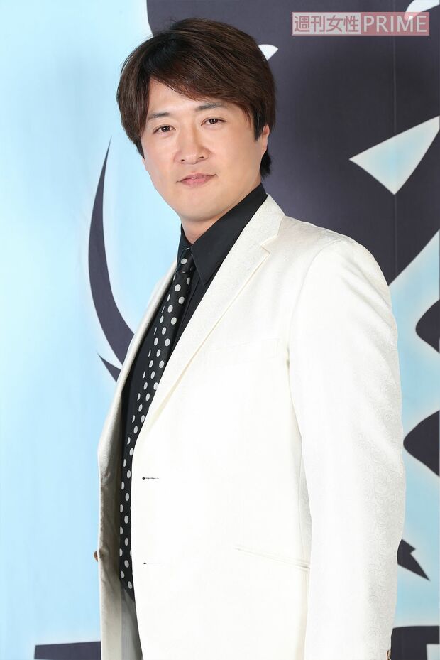 酒井一圭（さかい・かずよし）／1975年6月20日生まれ。大阪府出身。186cm。純烈のリーダー兼プロデューサー。趣味は競馬とドライブ。特技は目覚ましをかけないで時間どおりに起きること。2001年『百獣戦隊ガオレンジャー』に出演。　撮影／坂本利幸