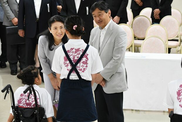 奈良県では「車いすダンス」のパフォーマーと目線を合わされて（9月3日）