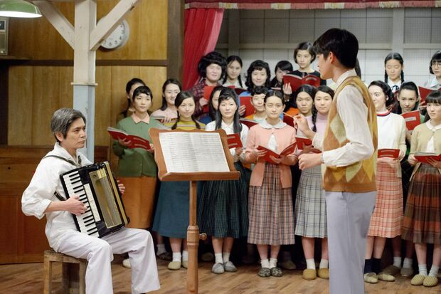 寮生活の憩いの場である食堂。当時、工場の食堂でよく見られたという斜めの腕木がある柱も再現している　(c)NHK