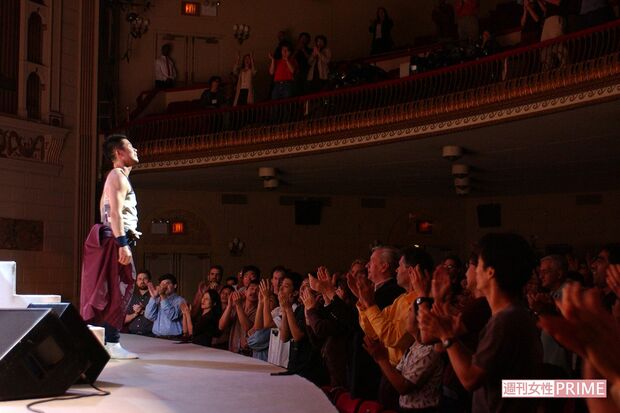 2002年9月25、26日のアメリカNY「若冲の翼」公演。The Town Hallで行われ、アンコール終了後はスタンディング・オベーションを受けた（写真：Jack Vartoogian）