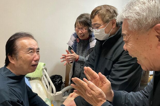 寝たきりになった彰さんを楽しませようと、フレンズのメンバーが笑顔で訪問する