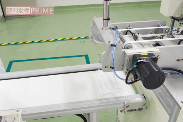 【5払い出し】できあがったマスクが次々に流れ出てくる