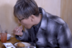 肘をつきながら食事をする木村拓哉(木村拓哉公式YouTubeチャンネル)