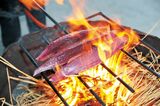 かつおは藁で焼くとうまみが増すといわれている