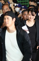 3月15日、開幕戦が行われる韓国に到着したときの大谷。真美子夫人も同行していた　写真/共同通信社