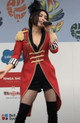 「レインボーフェスタ！2023」で胸元ザックリ衣装を見せた酒井法子（YouTubeより）