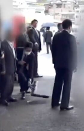 SPはカバンで爆発物を止めて…1/3（SNSより、以下同）