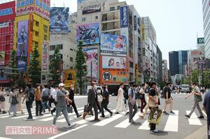 事件発生から13年を迎えた秋葉原の交差点を行き交う人々。6月8日には犠牲者を弔う献花台が設けられた（'21年撮影）