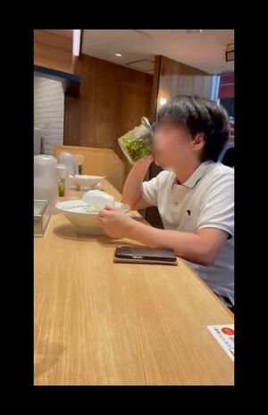 ニラのタレをすすると、容器を元の場所にそのまま戻した