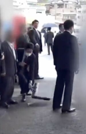 SPはカバンで爆発物を止めて…1/3（SNSより、以下同）