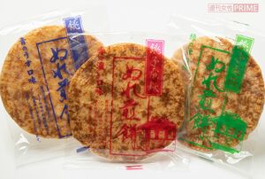 主力商品『ぬれ煎餅』は、濃い口、うす口、甘口の3種類。10枚入り800円