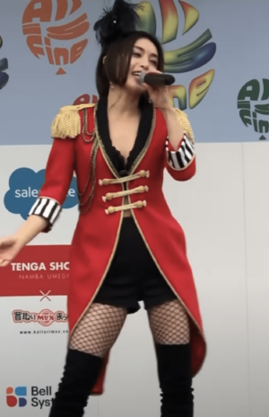 「レインボーフェスタ！2023」で胸元ザックリ衣装を見せた酒井法子（YouTubeより）