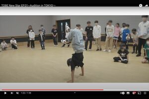 『TOBENewStarEP.01〜AuditioninTOKYO〜』での映像には逆立ちする少年が（『TOBE』公式YouTubeチャンネルより）
