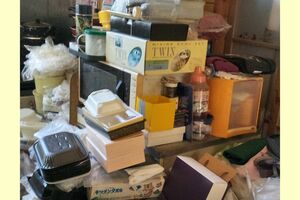 こかじさんが叔母夫婦の家に駆けつけたとき、ゴミ屋敷寸前で台所に足を踏み入れるのもひと苦労。※画像はこかじさん提供