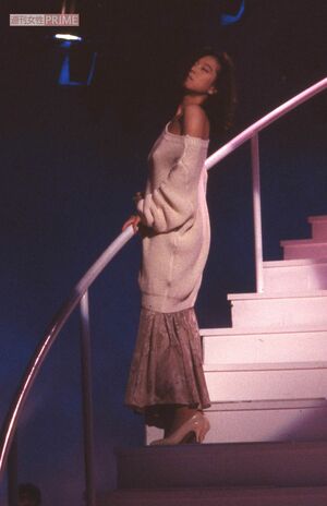 作詞・作曲を竹内まりやが手がけた楽曲『約束』を全身全霊で歌唱する中森明菜。色っぽい衣装にも注目（1987年）