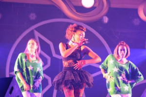 震災後、7か月間の空白期間があったものの、アーティストとして多忙な日々を送る娘のクリスタル・ケイ。このステージの際のヘアメイクもシンシア自らが携わっていた