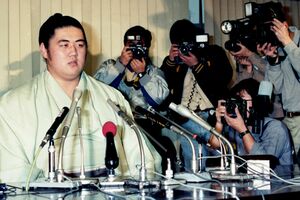 1987年、現役横綱の廃業会見をした双羽黒。この髷を結ったのが床蜂さんだった（写真／共同通信）