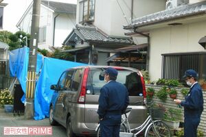 京都府向日市の筧被告宅（中央）を捜索する府警捜査員＝’14年11月　撮影／粟野仁雄