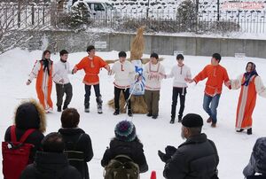 学祭のロシアまつりでは、冬の象徴であるわら人形を燃やし、春到来の喜びを表す