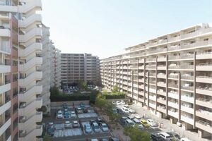  【写真】中央奥が2cm超、傾いてしまったパークシティーLaLa横浜西棟