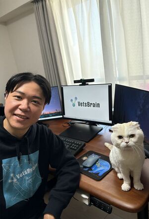 現在は妻と保護猫と暮らす。「動物たちを幸せにする仕事をしていきたいですね」