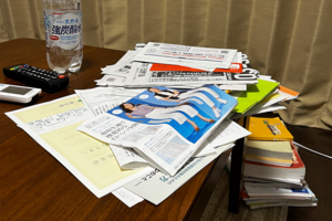 本当に必要？溜まりに溜まったDMや請求書（※画像はイメージです）