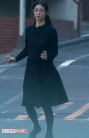 坂道を小走りで走る小倉優子