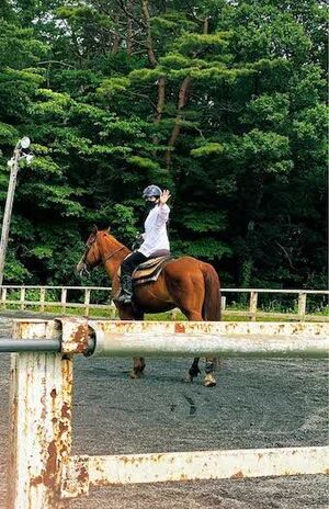 大河撮影のため乗馬の練習に励む吉高由里子(本人のXより)