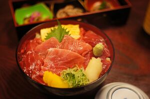 赤身・中トロ丼に、マグロの珍味などの小鉢がつくマグロどんぶり。3500円（税込み）