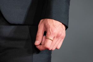 左手人さし指に輝く指輪　撮影／廣瀬靖士