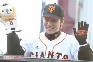 観客に手を振る坂本勇人（読売巨人軍　日本シリーズ優勝パレード2012年）